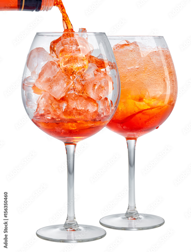 两杯aperol雪碧鸡尾酒