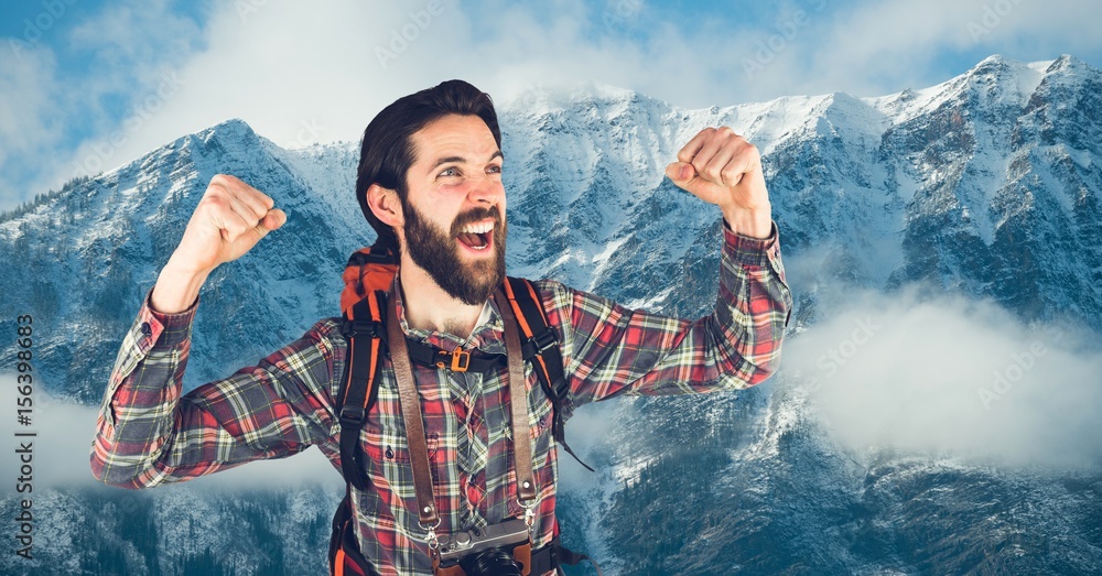 雪山背景前的快乐漫步者