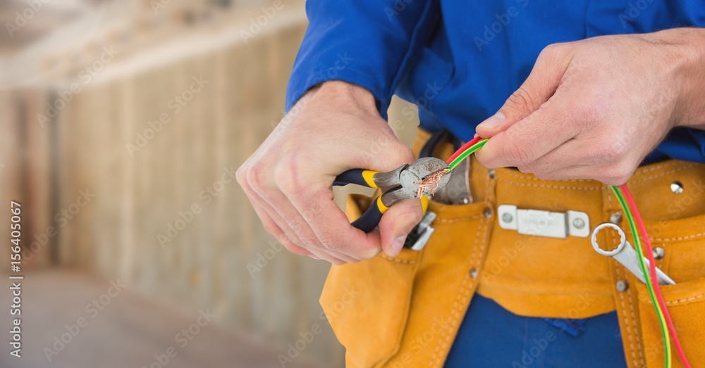 电工在建筑工地带电线电缆