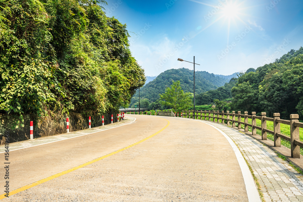 山里的柏油路