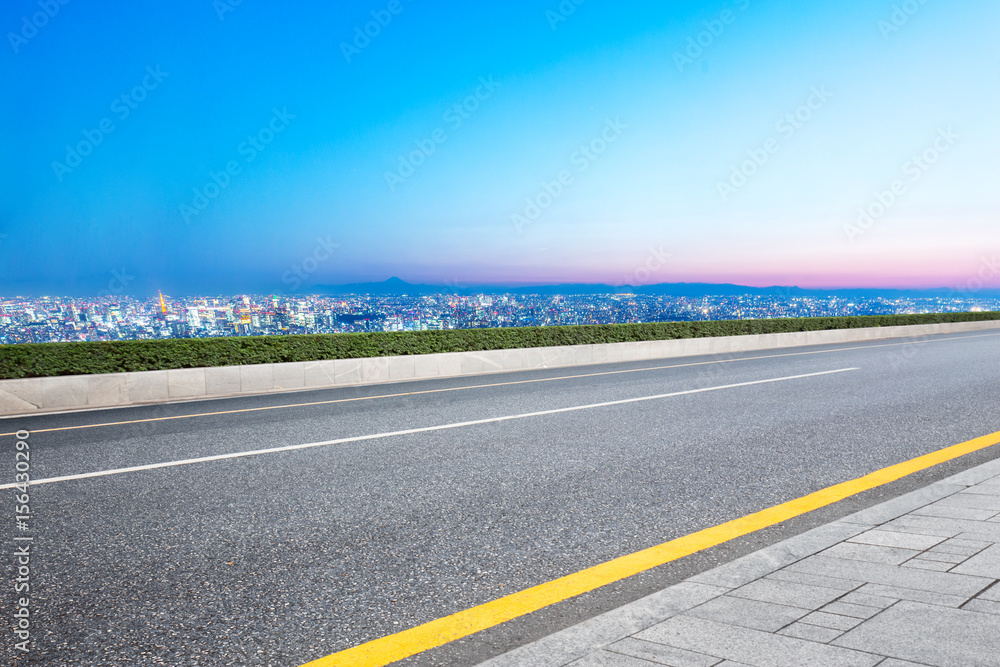 具有现代城市景观的空旷道路