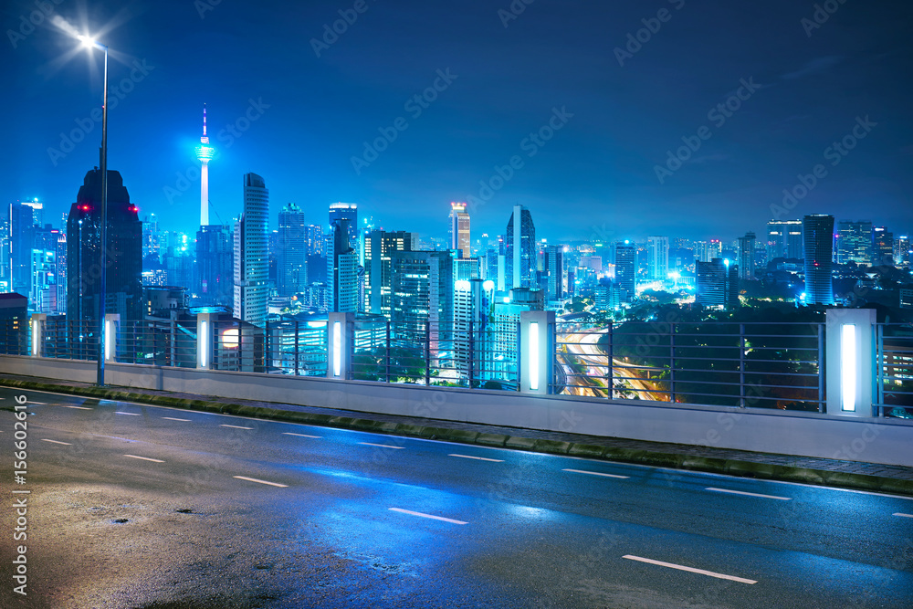 马来西亚吉隆坡，空旷的沥青侧景，现代城市天际线，夜景。