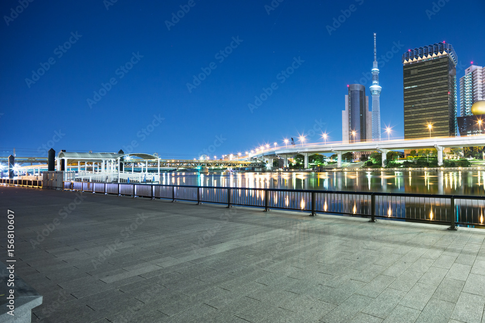 夜晚东京城市景观的空楼层