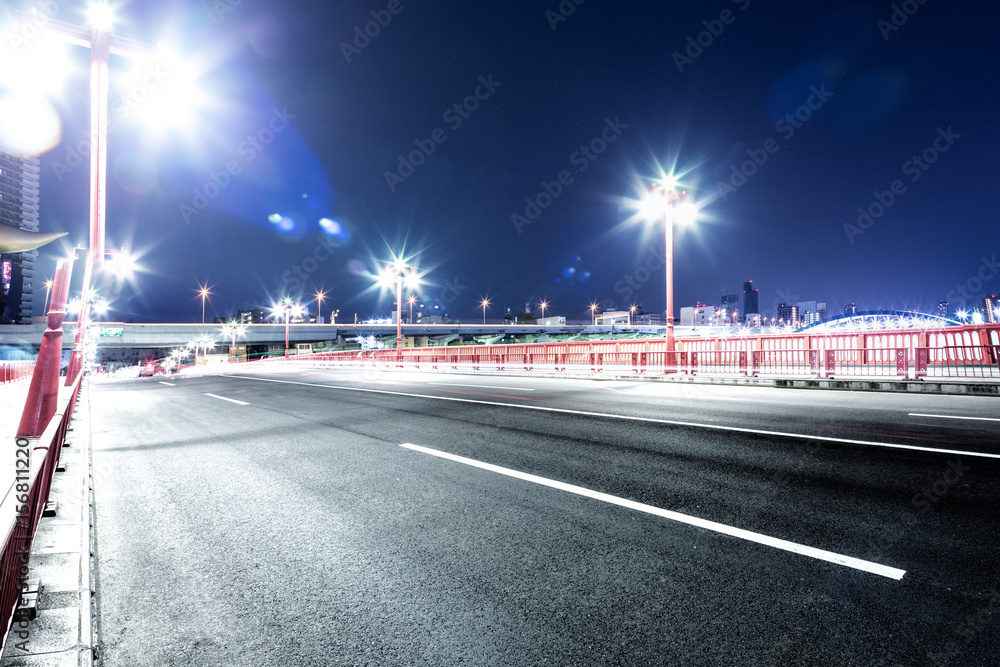 夜晚东京城市景观的空旷道路