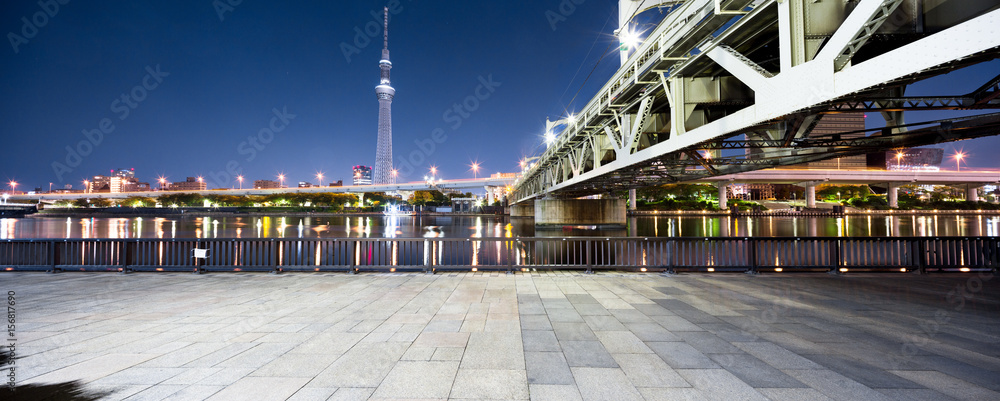 夜晚东京城市景观的空楼层