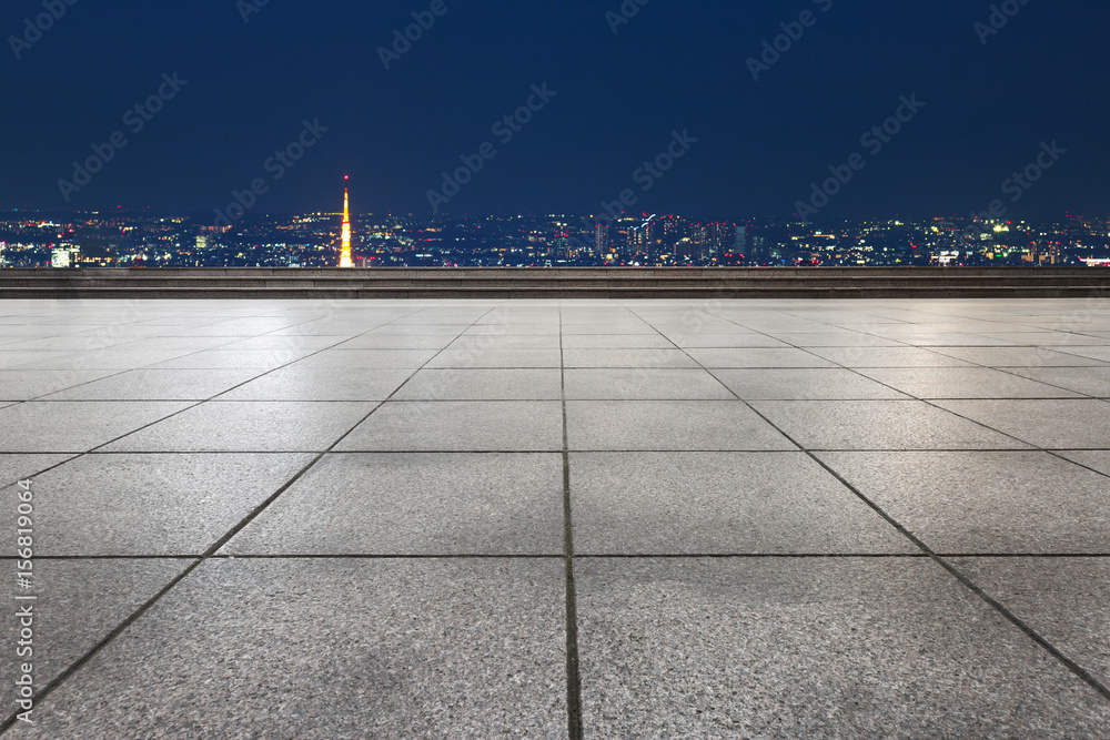 夜晚东京城市景观的空楼层