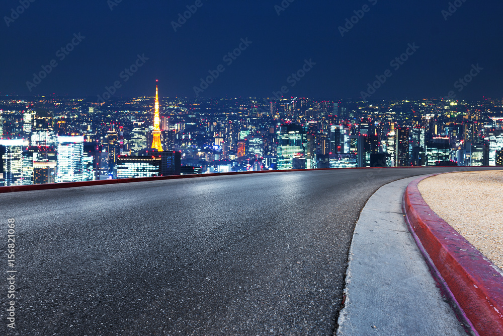 夜晚东京城市景观的空旷道路