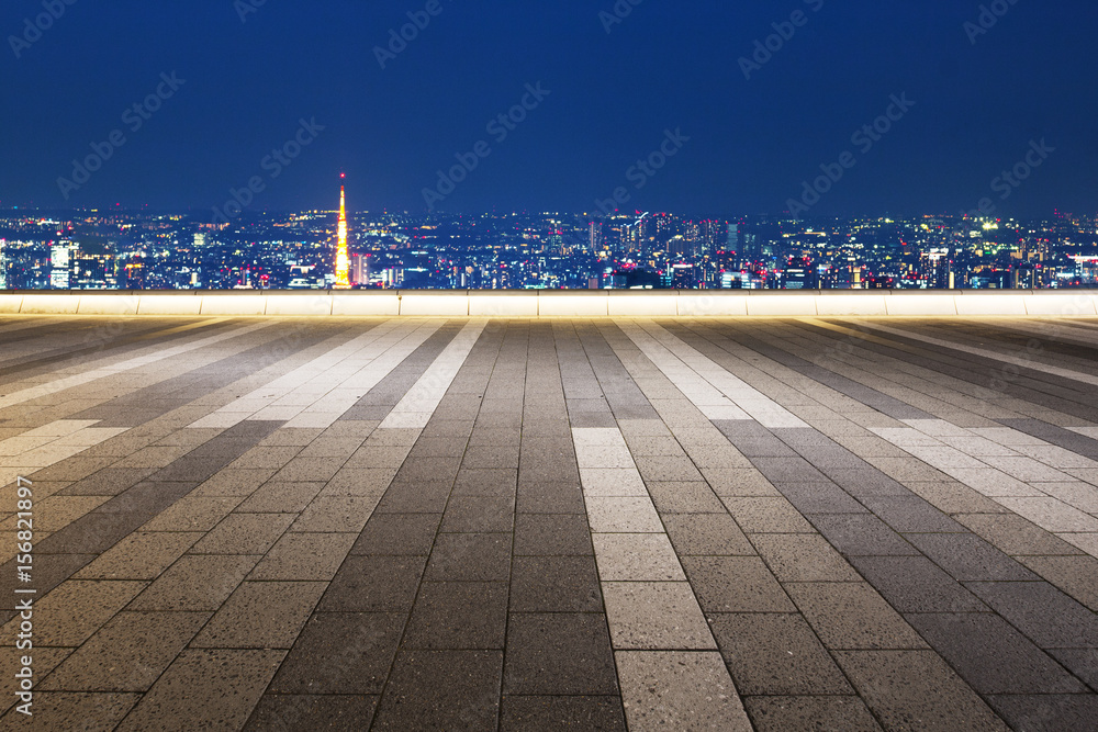 夜晚东京城市景观的空楼层