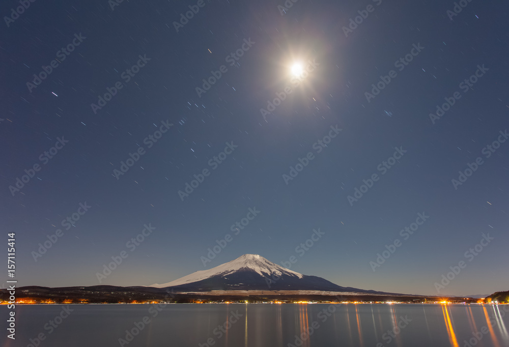 冬季山中湖的富士山月光