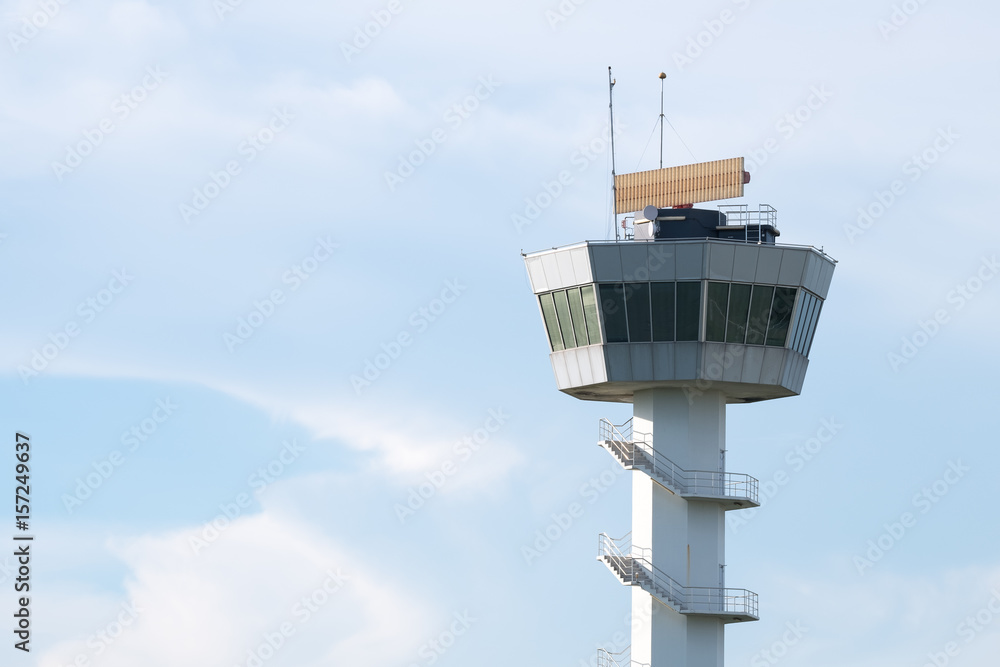 晚上的空气控制塔