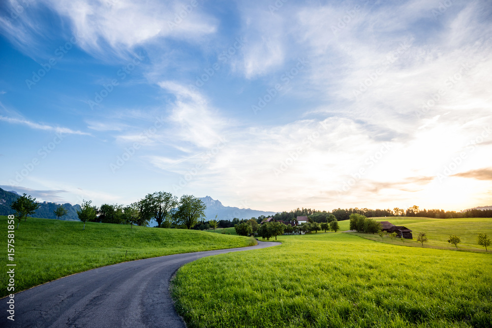 Himmel, Wiese und Strasse. Landschaft bei Sonnenuntergang, Zentralschweiz, Europa