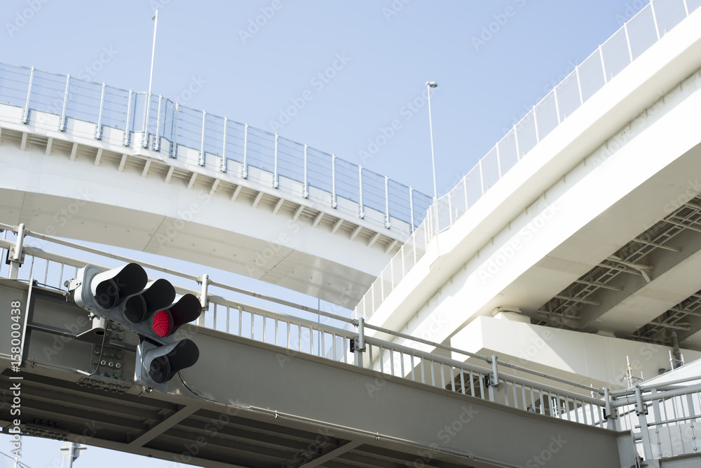 从底部看高速公路