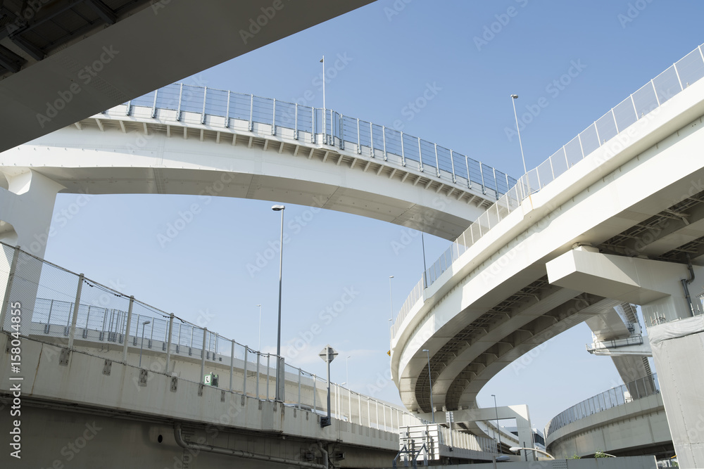 横穿马路，蓝天