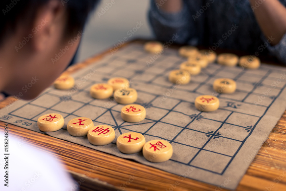 人们在公园里下棋