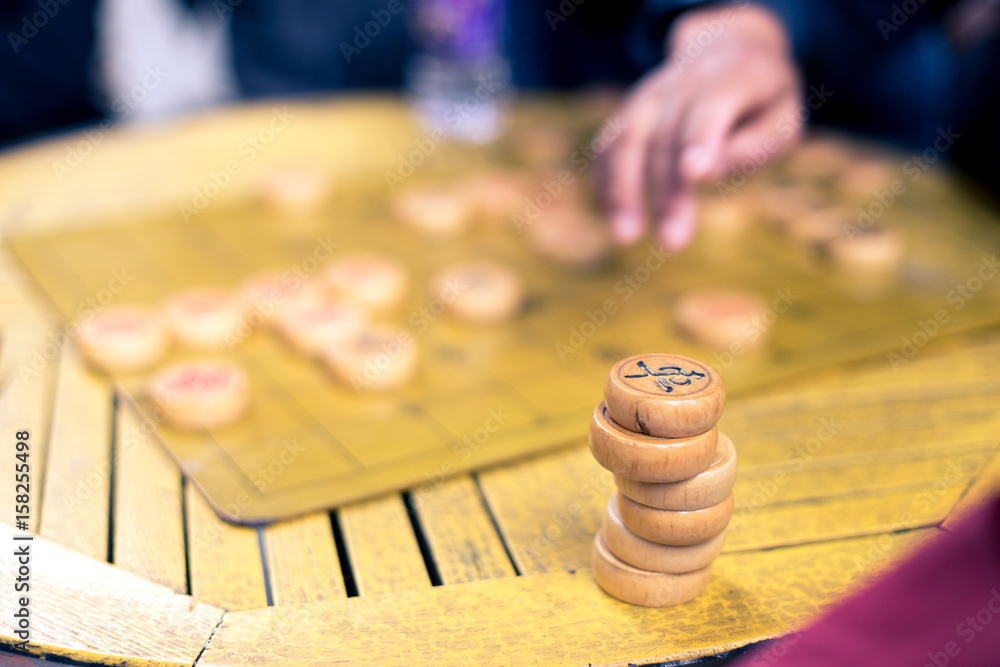 人们在公园里下棋