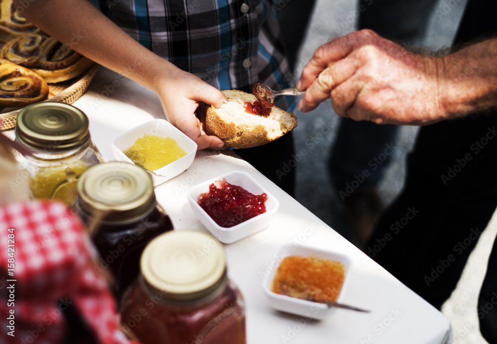 人们在健康的当地食品节日