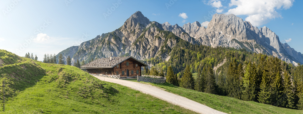 奥地利山区的阿尔卑斯小屋