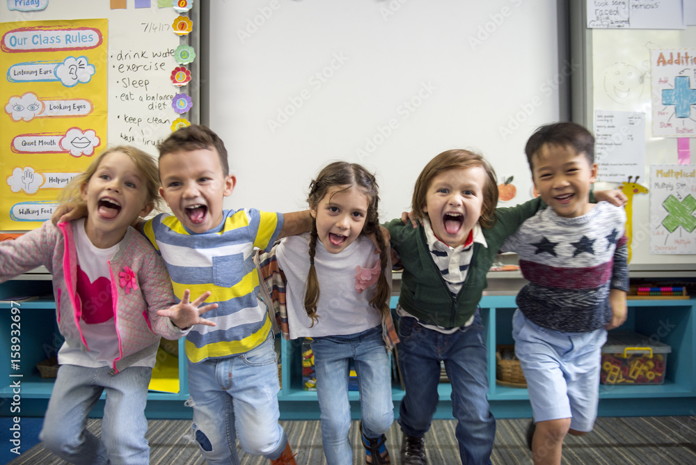 一群不同的幼儿园学生站在教室里