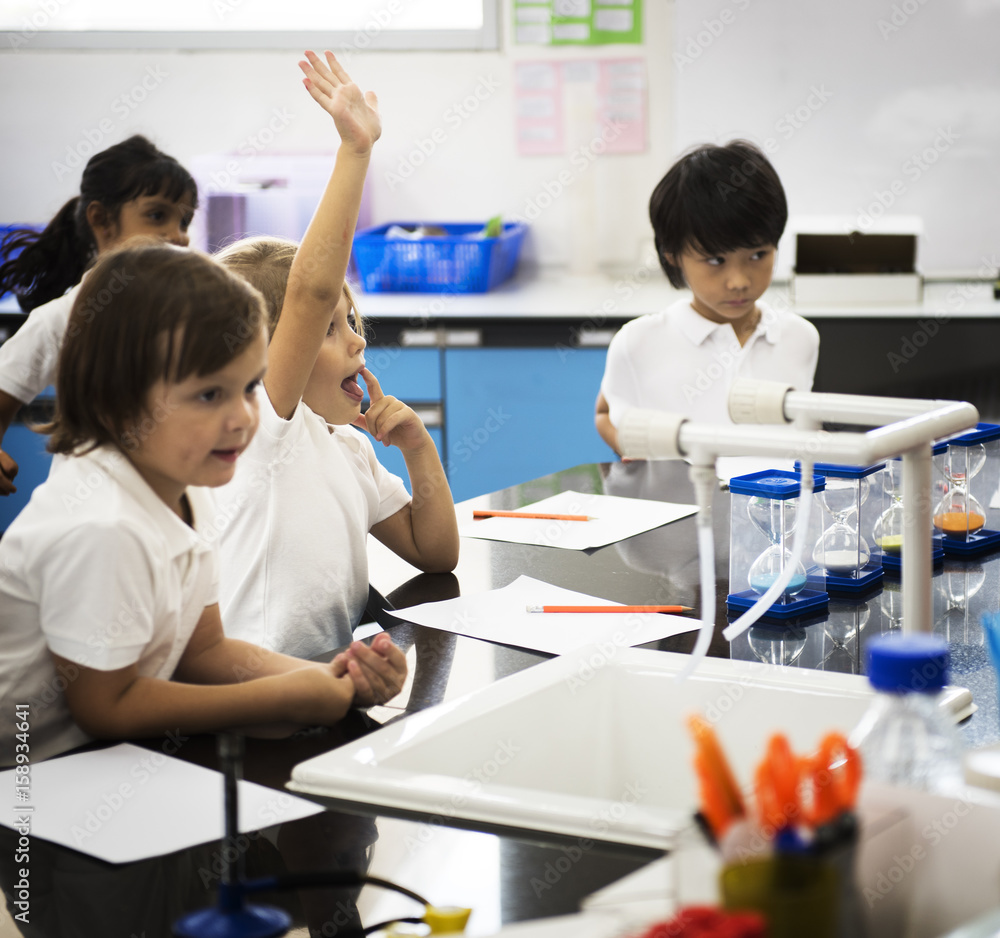 多样化的幼儿园学生在课堂上学习