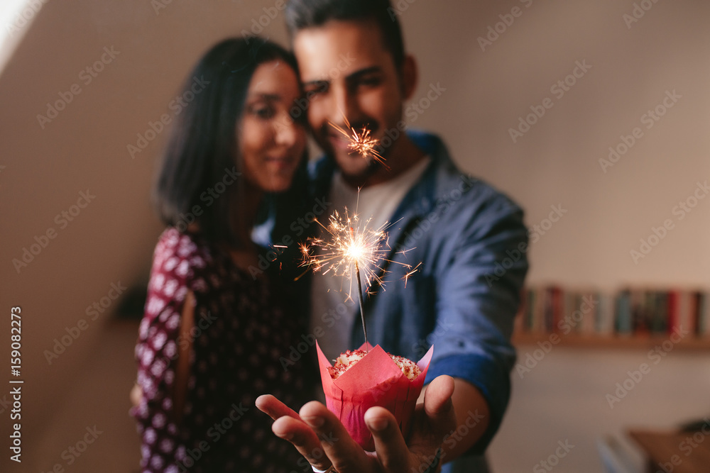 年轻夫妇庆祝结婚纪念日