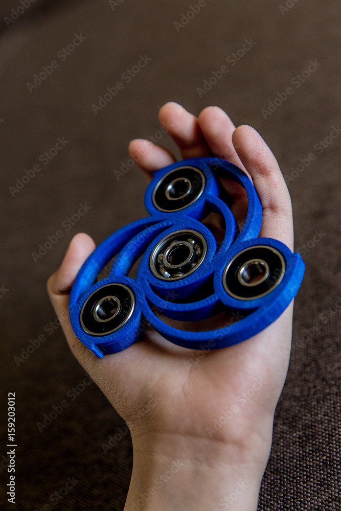 孩子们的手拿着Spinner。这是一种很受欢迎的集中注意力、预防多动症的玩具