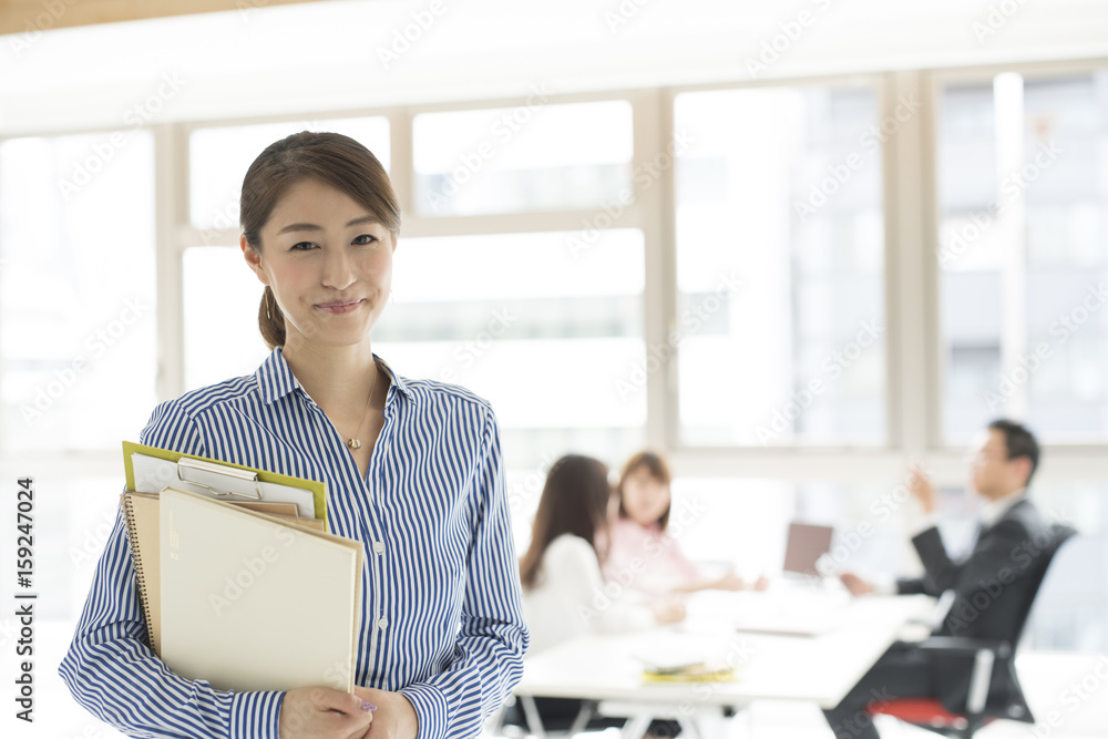 办公室里的亚洲女性肖像