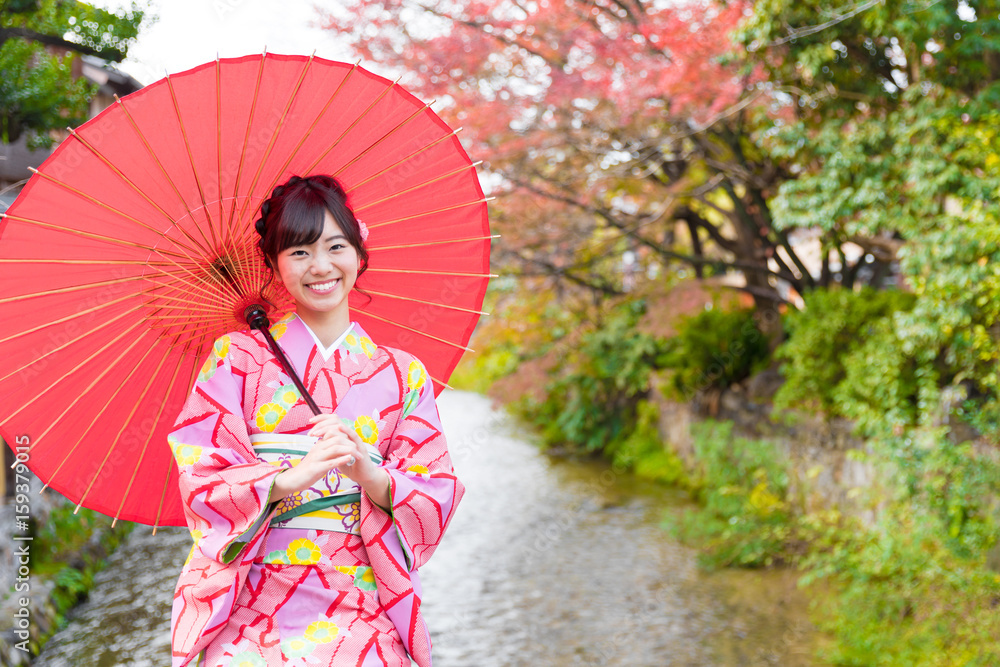 亚洲年轻女子在秋天穿着和服的画像