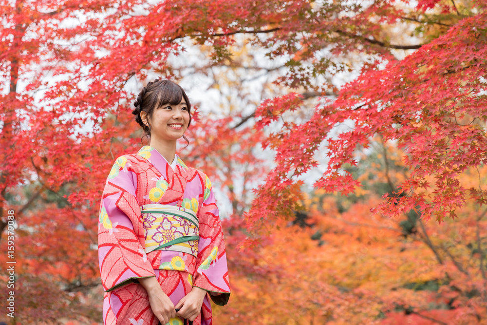 亚洲年轻女子在秋天挥舞和服的肖像