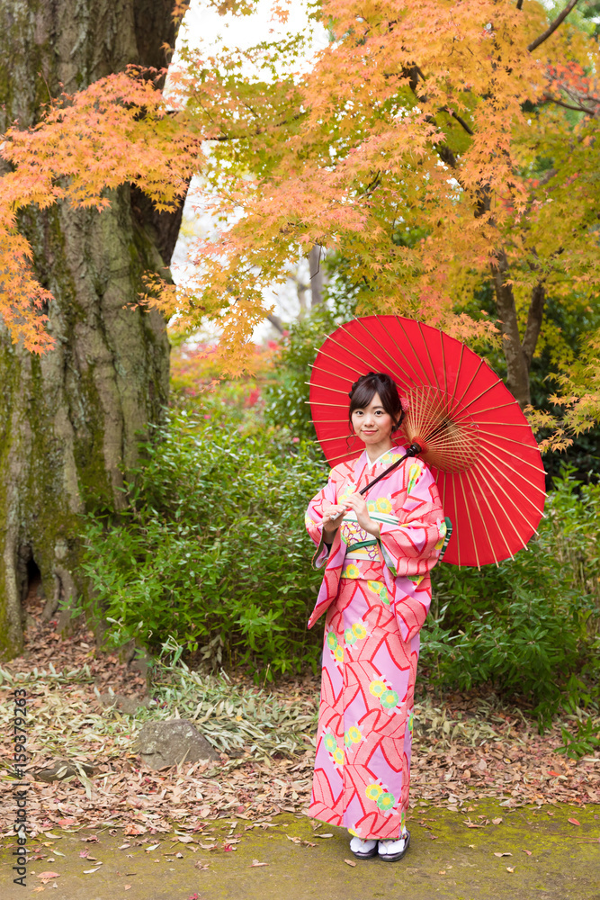 亚洲年轻女子在秋天穿着和服的画像