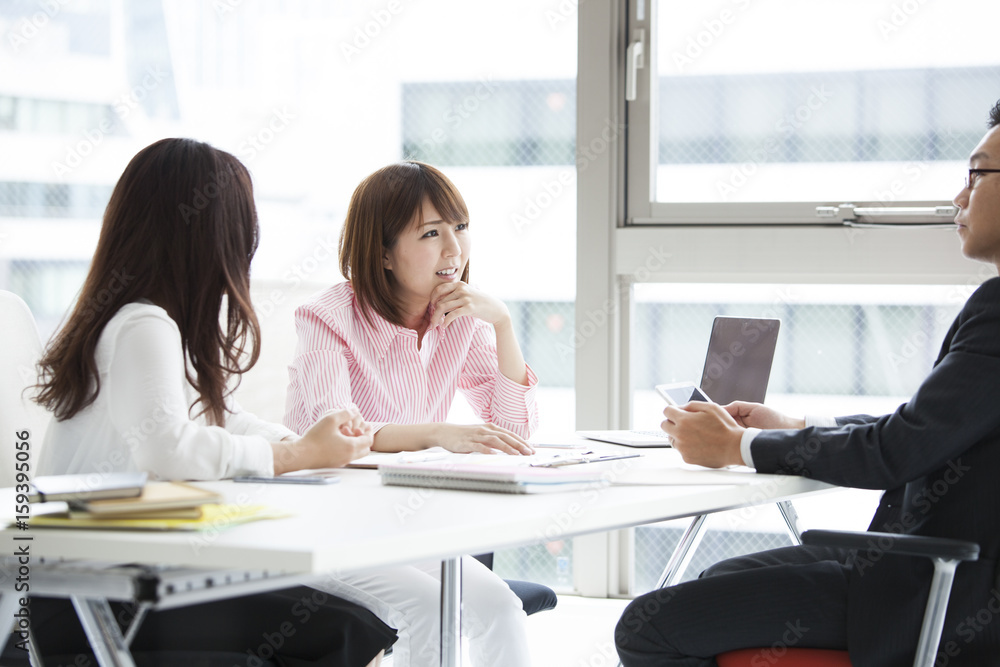 Women are talking to male employees at the office