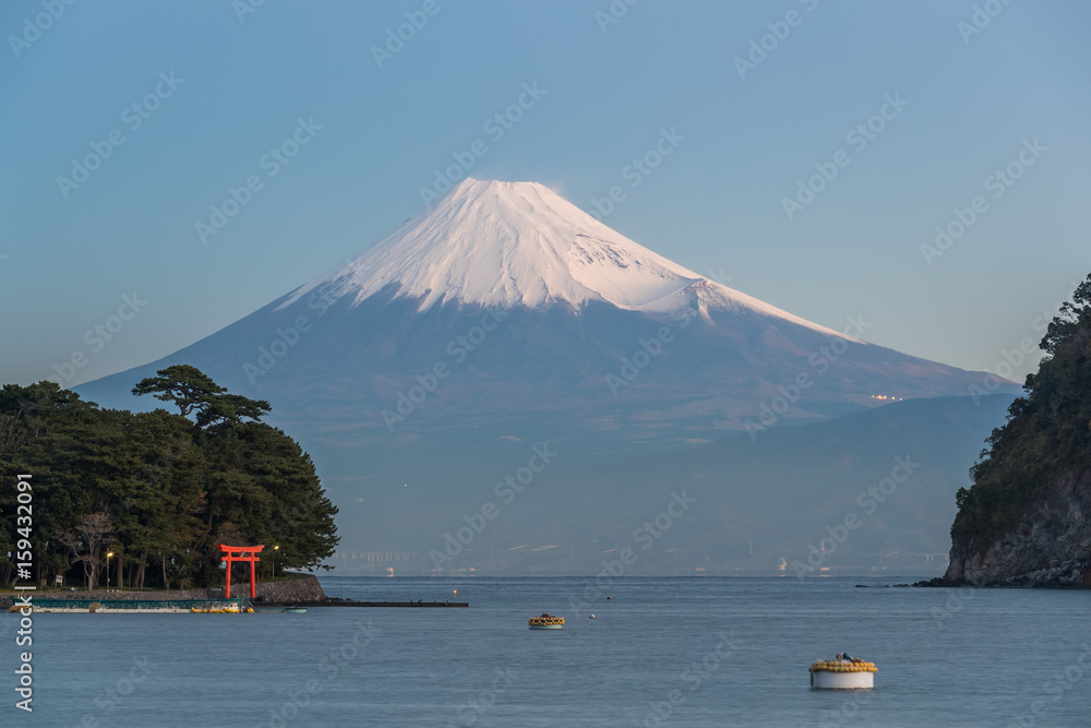 静冈县伊豆市的富士山和冬季的日本海