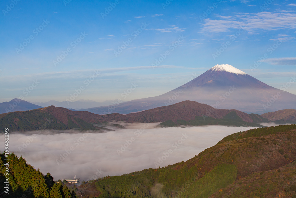 秋季早晨箱根阿什湖上方的富士山和薄雾之海