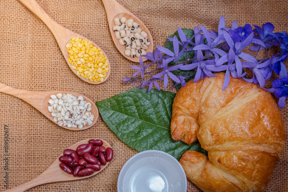 Grains in a wooden spoon and put on sackcloth croissants.