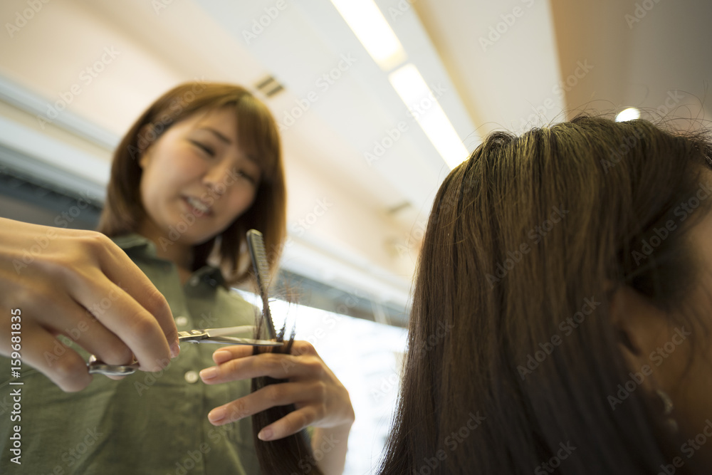 理发师正在剪女性的长发