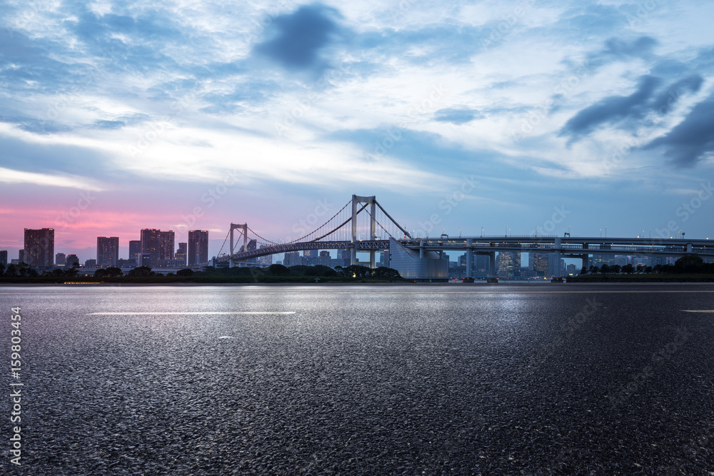 现代城市中有悬索桥的空路