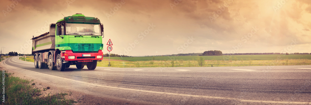 柏油路上的卡车。运送货物的卡车