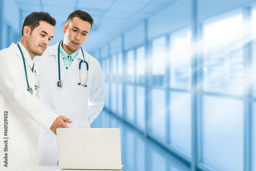 Doctors Discuss Data on Computer