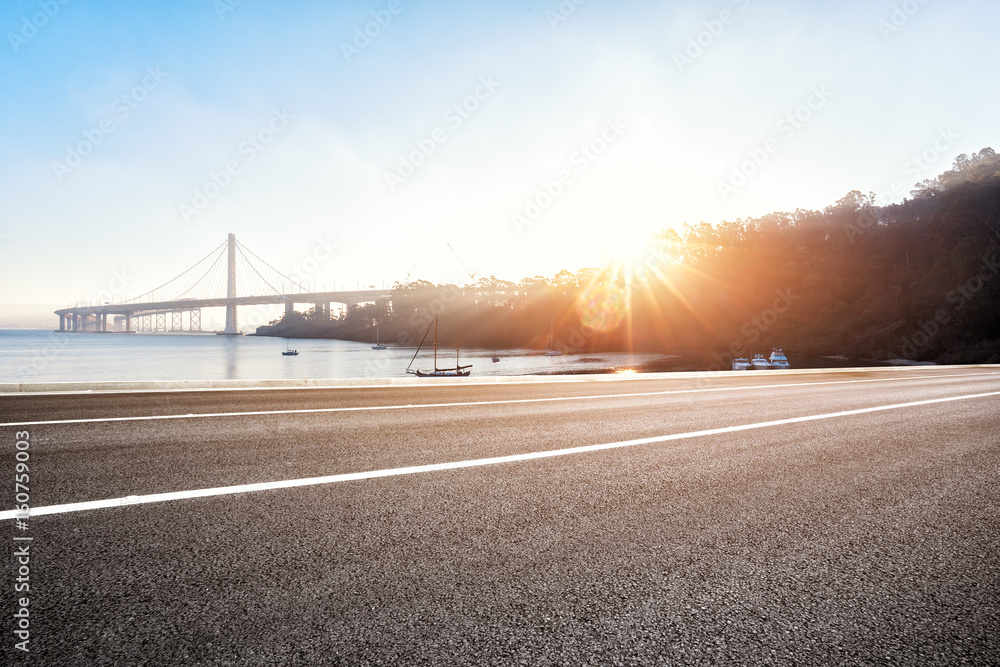 悬索桥附近有阳光的空路