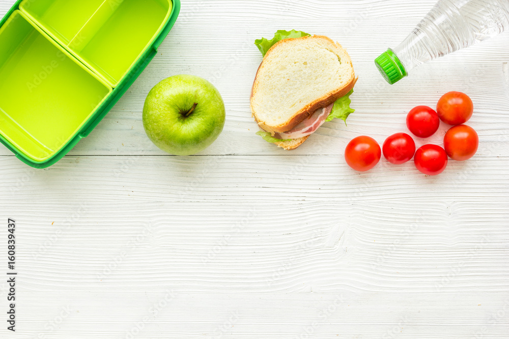 学校晚餐午餐盒里的健康食品白色餐桌背景俯视图实物模型