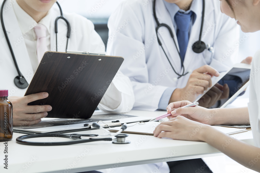 Doctors and nurses are meeting while watching the tablet