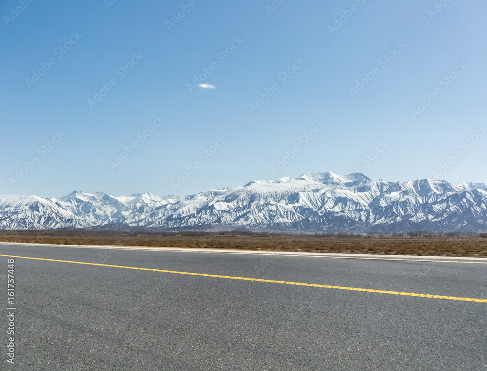 雪山空柏油路