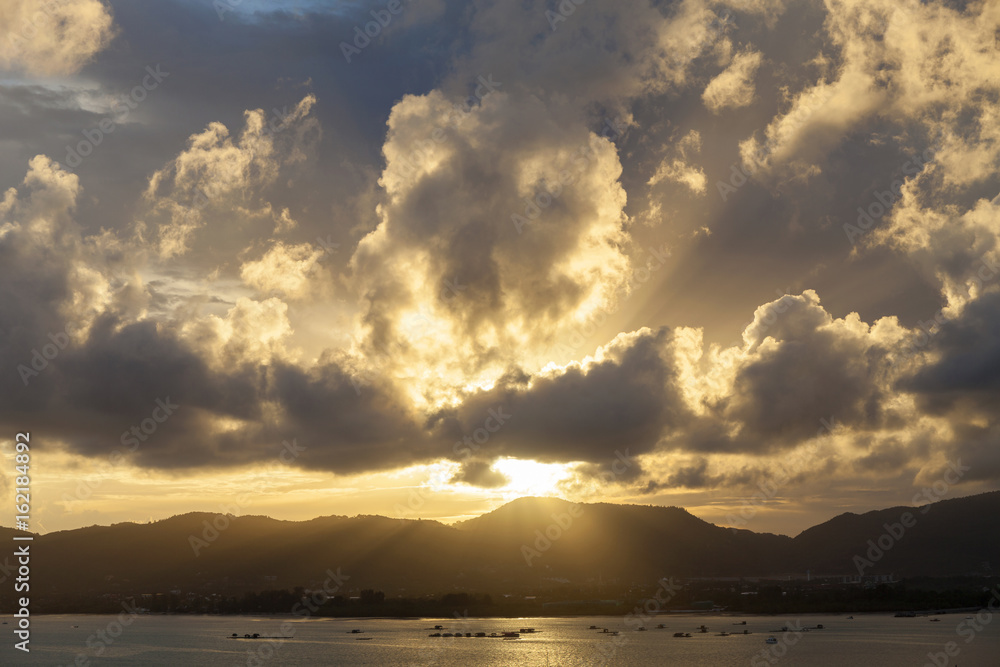 泰国普吉岛的日落与天空、山上的云朵和安达曼海