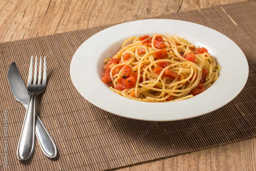 Spaghetti with diced tomatoes