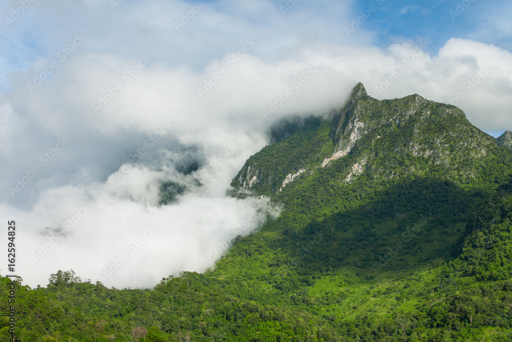 青山晨雾蓝天背景