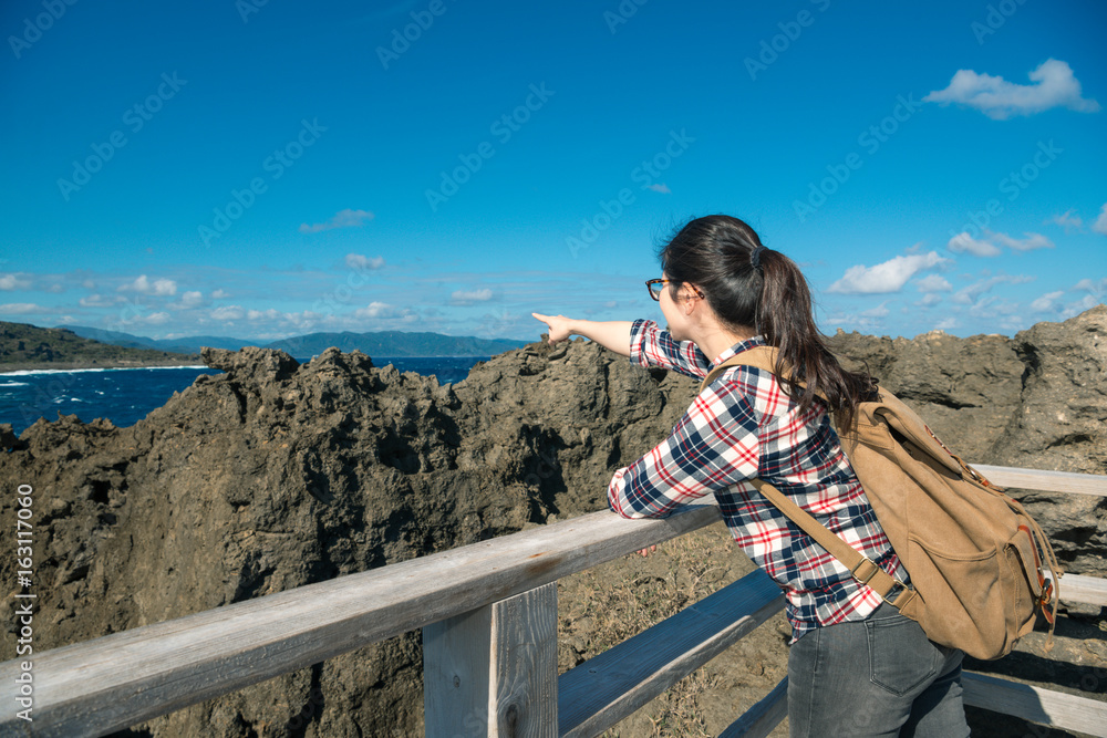 看自然景观的女性背包客