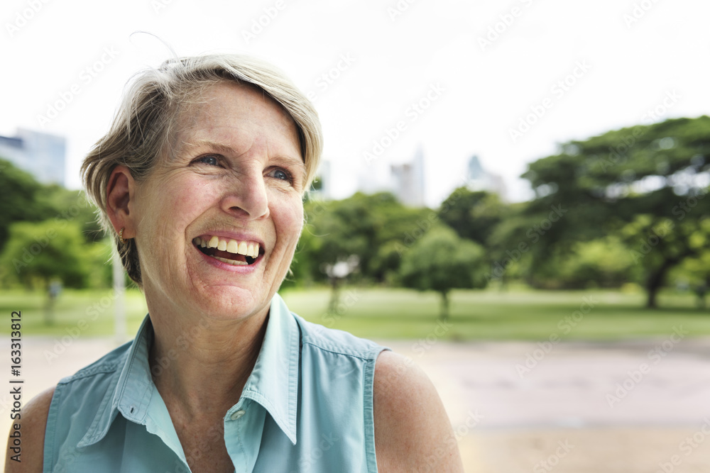 老年女性微笑生活幸福观