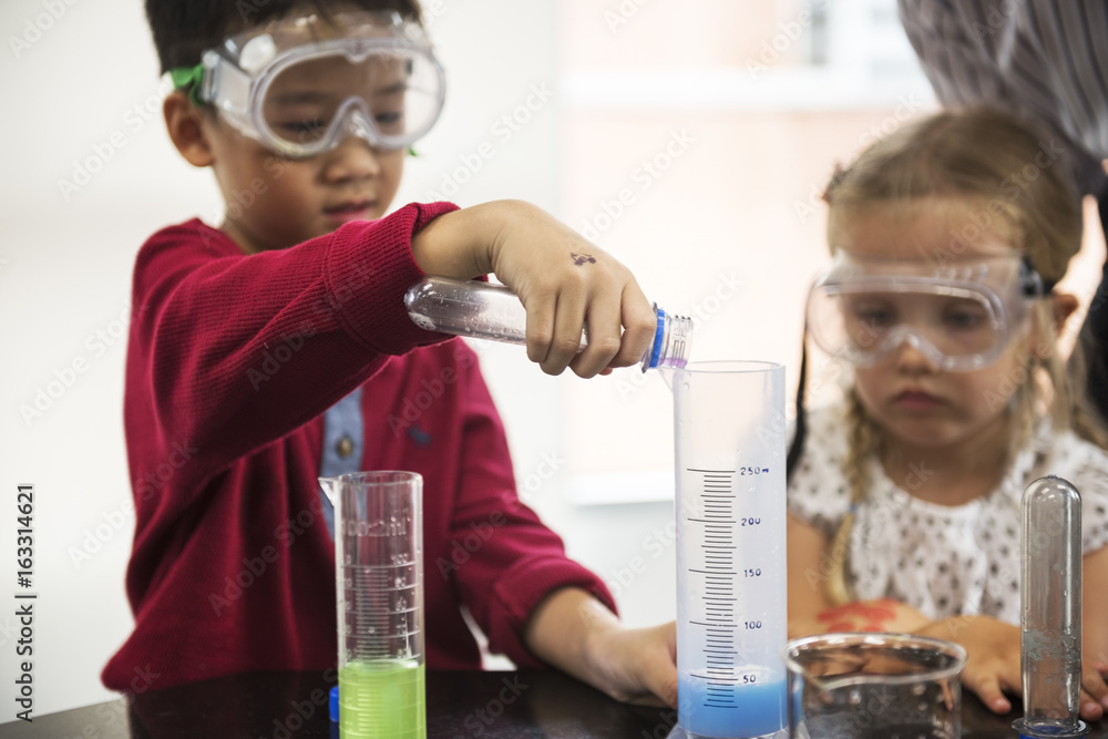 幼儿园学生在科学实验实验班混合溶液