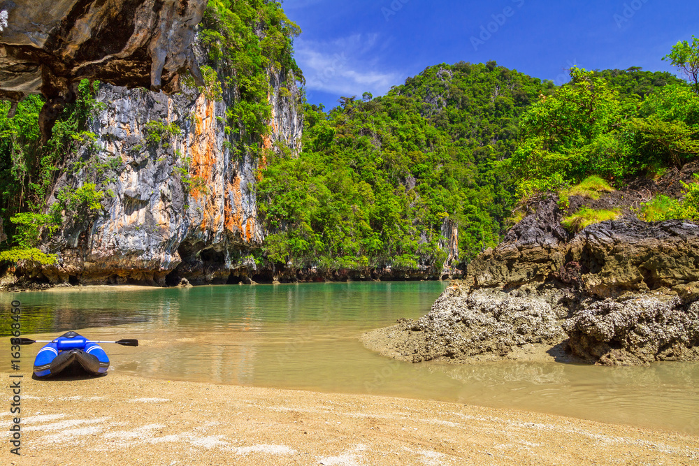 泰国攀牙湾的皮划艇美景