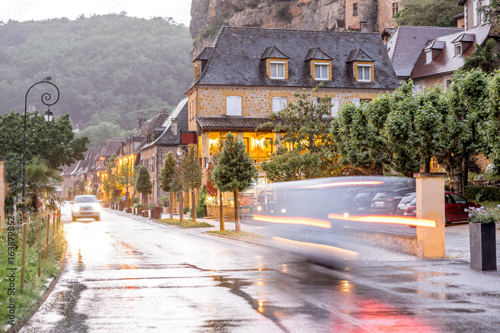 法国雨天，La Roque Gageac村的美丽街景