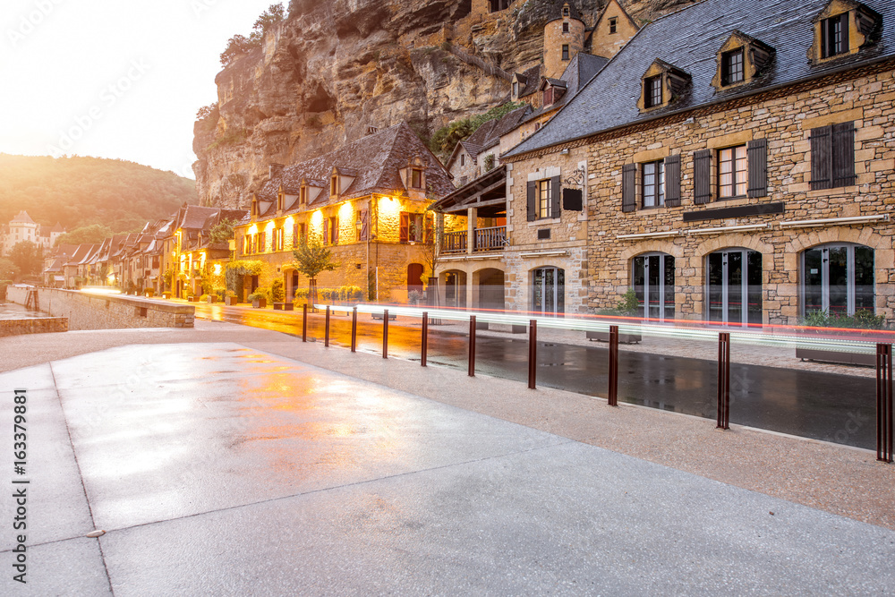 法国雨天，La Roque Gageac村的美丽街景